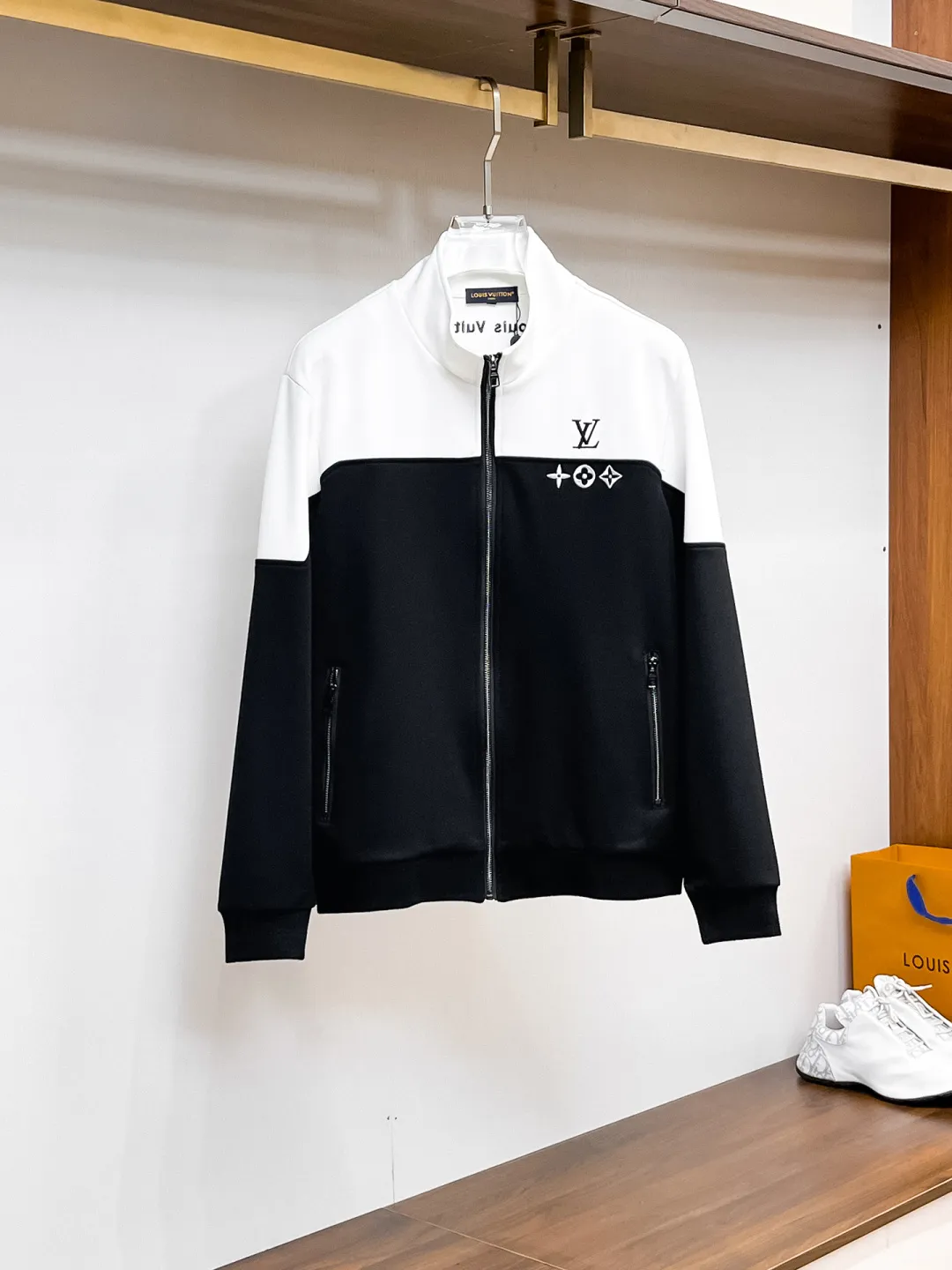 🅿️720 LV 2025 autumn and winter new counter casual suit of the same style, breathable, comfortable and casual! Full of high-end feel! The details are exquisite and high-end, and the workmanship is impeccable! The original high-end fabric is very high-end! The fabric is crisp, anti-wrinkle and wear-resistant, warm, neat and stylish. Everyone must buy a set this autumn and winter. They must look cool and handsome when wearing it. We specially recommend the size M-3XLC30